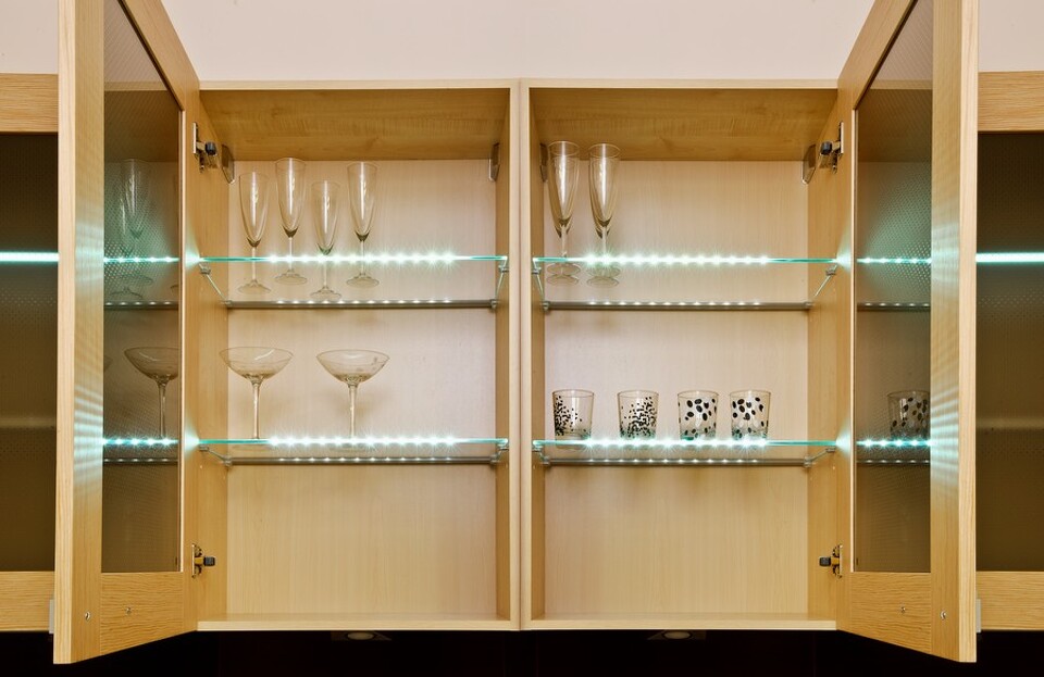 Фото Furnika Светодиодный светильник ZETA GLASLINE для стеклянных полок, длина 559 мм, холодный, прозрачный